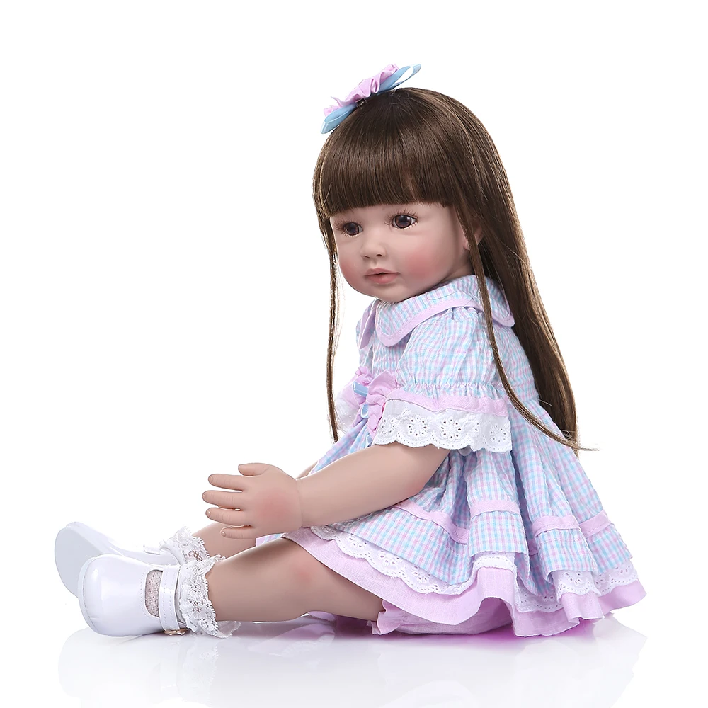 NPK60CM реалистичные реборн младенец силиконовая девочка кукла с длинными коричневыми прямые волосы в синем клетчатом платье кукла игрушка Рождественский подарок