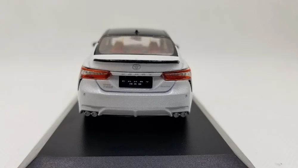 Модель литья под давлением 1:43 для Toyota Camry Sport 2018 белый седан 8 го поколения игрушка