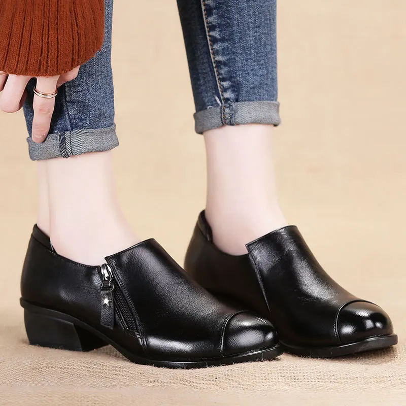 2019 new women's shoes spring and autumn mother shoes single shoes leather soft bottom comfortable large size.