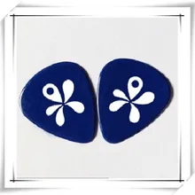 Темно-синий глянцевый гитарный выбор с одна сторона белый печатный логотип