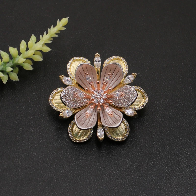 

Lanyika Fashion Jewelry Luxury Distinctive Designed Flower Brooch Pin for Engagement Wedding Micro Paved Popular Gifts