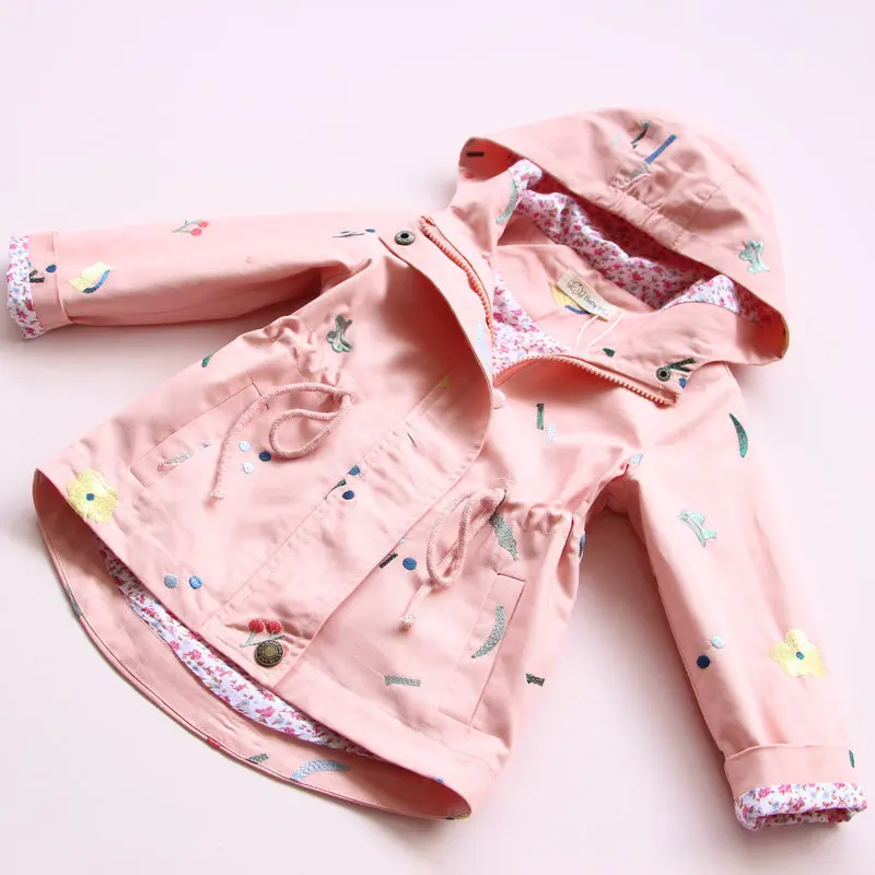 

Han edition children's clothing hot style girl flower embroidery trench coat In the draw string hooded children long coat