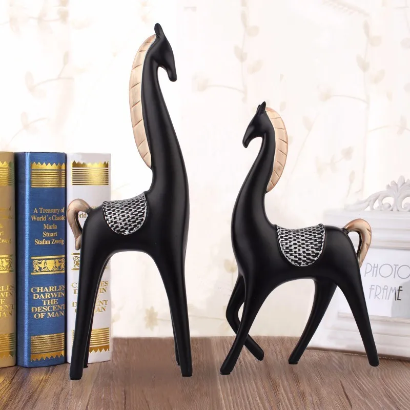 Koop Europese Oude Paard Standbeelden Vintage Creatieve Hars Cijfers Woondecoratie Accessoires Ornament Decor Antieke Beeldjes 1 set