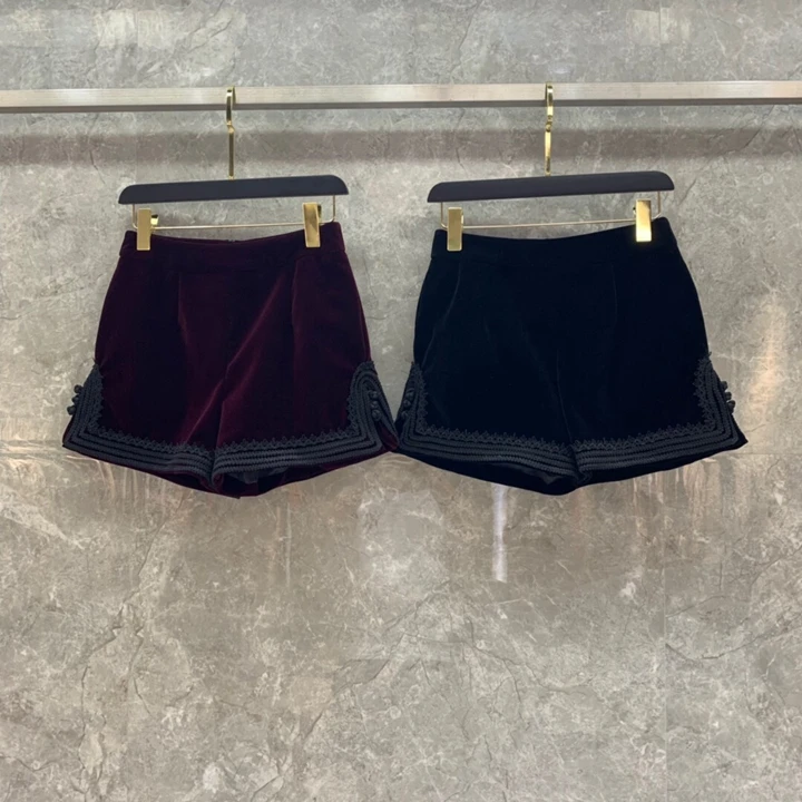 

In early autumn of 2019, the new European and American women's embroidery embroidered laced shorts 712