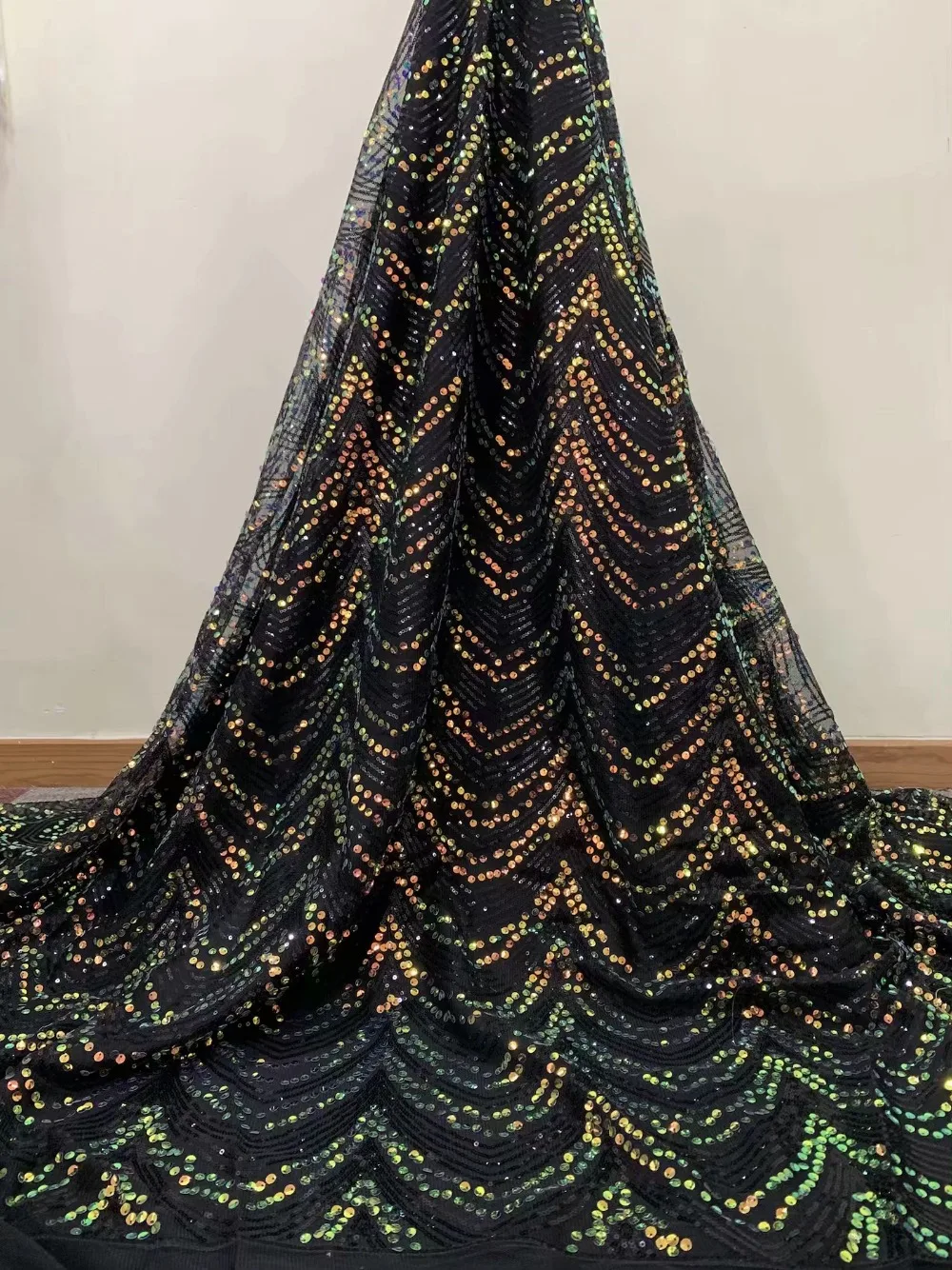 

The new design is made of high-quality Nigerian sequin lace fabric and French sequin lace chiffon fabric