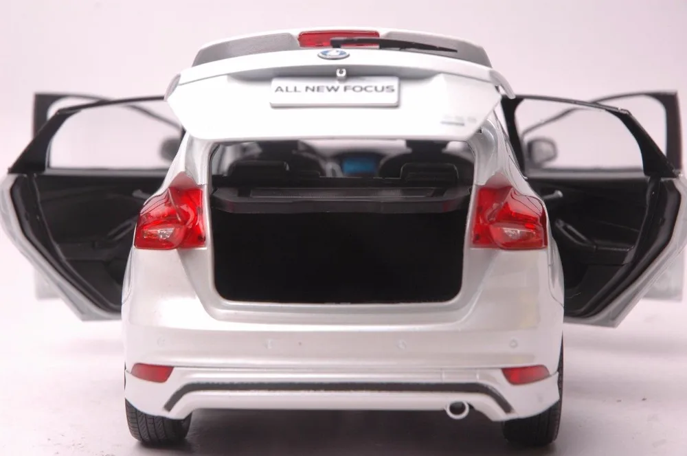 Ford Focus 2015 car model in scale 118 white (9)