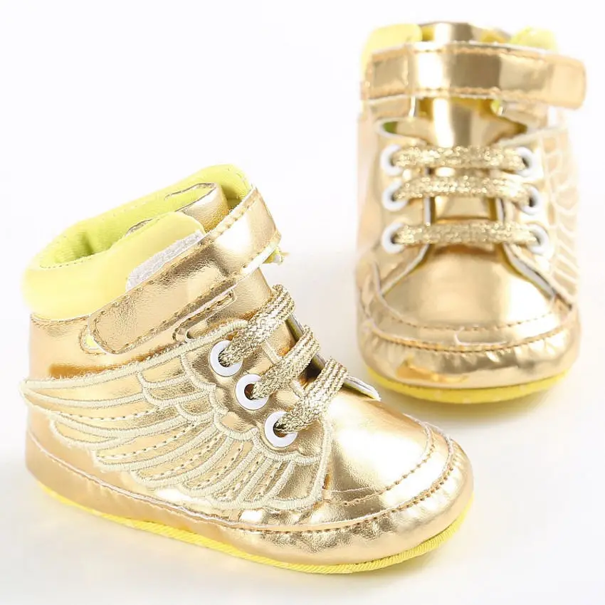 Новорожденных Обувь для младенцев детская одежда для малышей мальчиков и девочек крыло Обувь для младенцев Babes подошва из мягкой искусственной кожи Bling тапки Обувь 3-18 месяцев