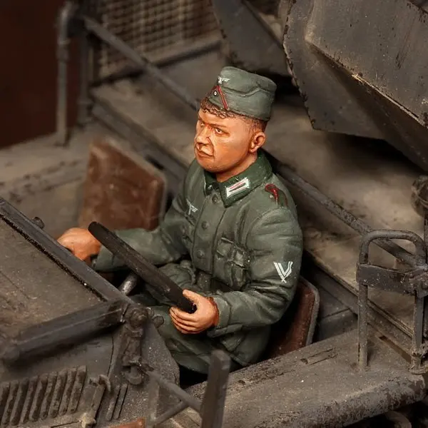 

Pre order goods-SG 3540 1/35 World War II German Armored Car Driver