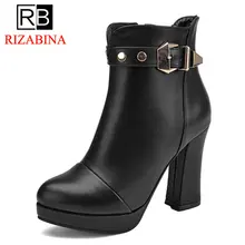 RizaBina Размеры 31-43 Для женщин ботинки на высоком каблуке в сдержанном стиле круглый носок на платформе теплые меховые ботильоны с пряжкой зимняя обувь женская обувь