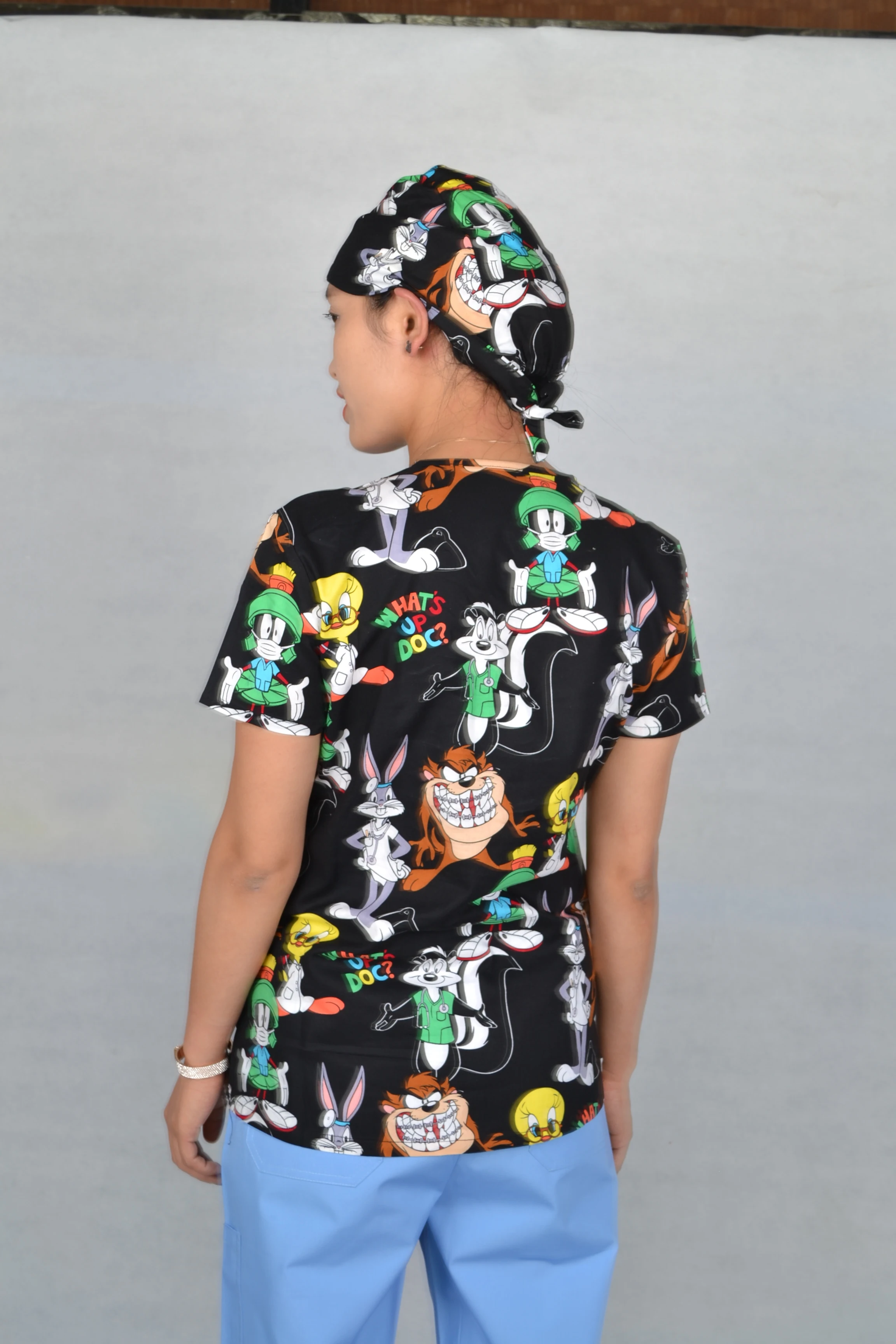 

Hennar Women Print Scrub Top V-Neck 100% Cotton Hospital Medical Uniforms 5 Designs Stretchy Surgical Nurse Tops For Women