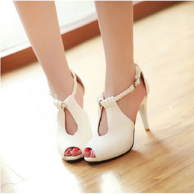 

2018 spring and autumn new sandals Korean patent leather cross belt shallow mouth shoes.