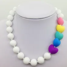 Силиконовое ожерелье-прорезыватель для малышей или детей без БФА, силиконовый ожерелье-прорезыватель с радужными бусины в форме сердца оптом