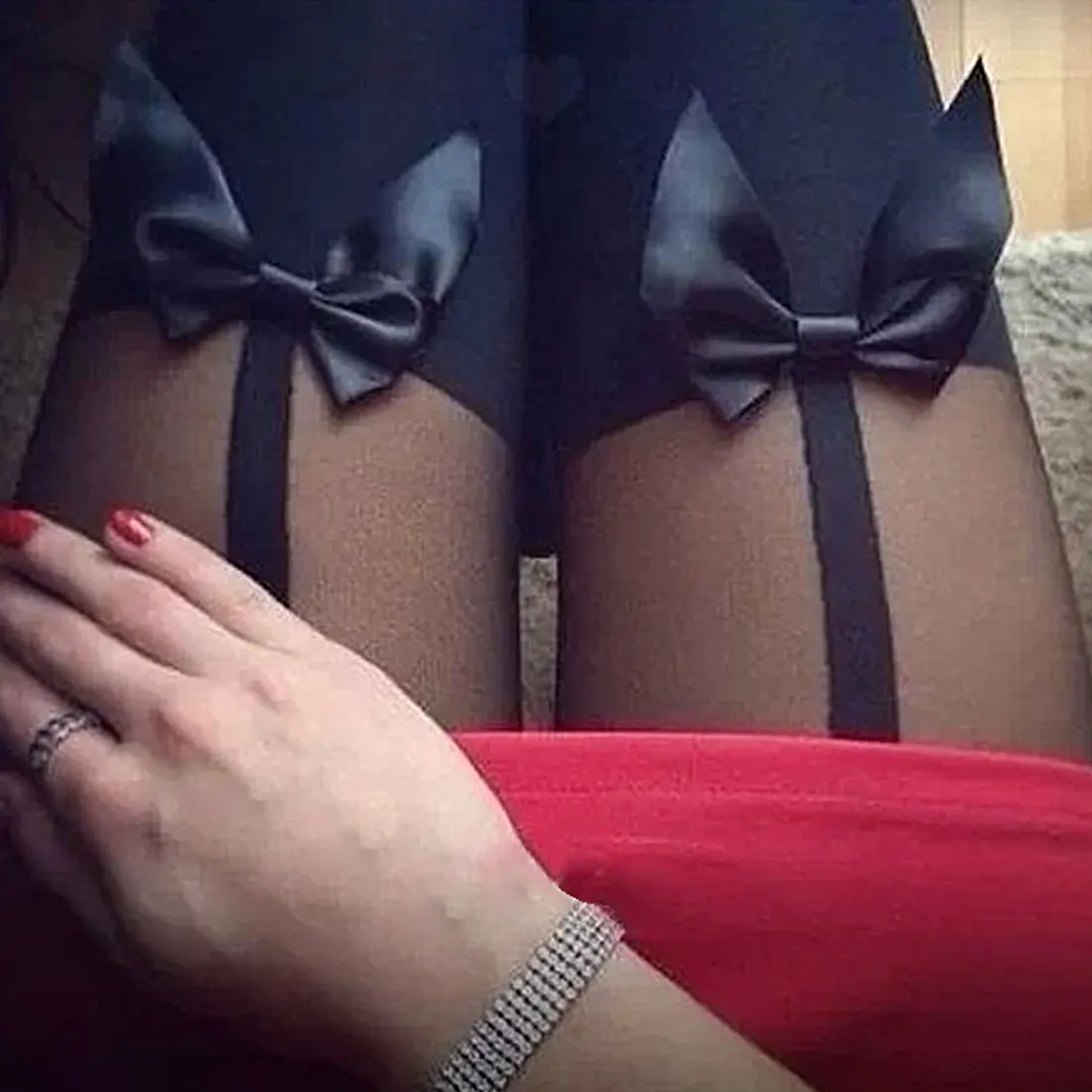 девушка на подоконнике в черном. девушка в чулках на крыше. Biocity monte паша карпенко. блондинка в чулках со спины. радостная девушка в чулках.