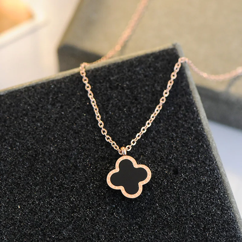 

Fashion Black and white double-sided Lucky Clover Pendants Necklaces For Women Girl Cute Rose Gold Titanium Choker Necklace Gift