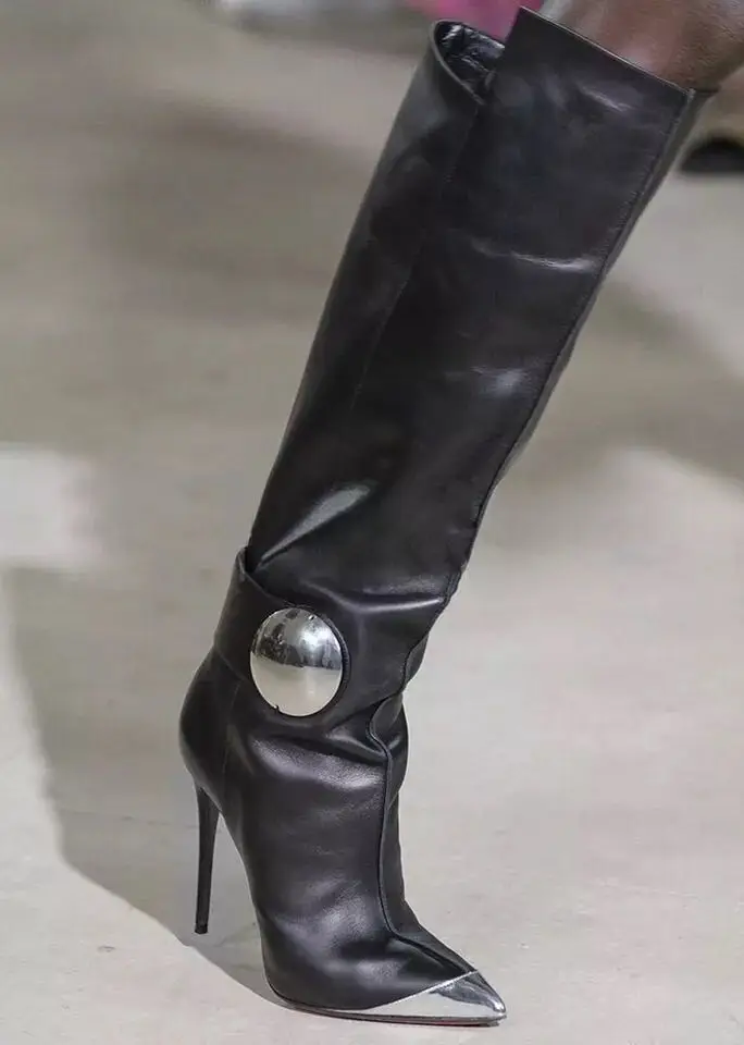 Кожаная зимняя обувь с острым носком; женские пикантные вечерние сапоги на тонком высоком каблуке; Цвет Черный
