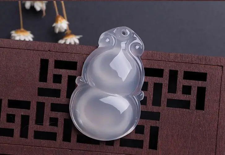 Manual sculpture natural white chalcedony gourd shape pendant necklace
