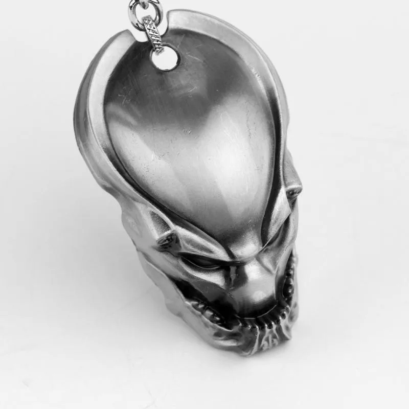 Миланский оружейник xvi века филиппо негроли. Кулоны ханов. Маска хищник чужой предатор. Брелок чужой против хищника. Брелок маска хищника.