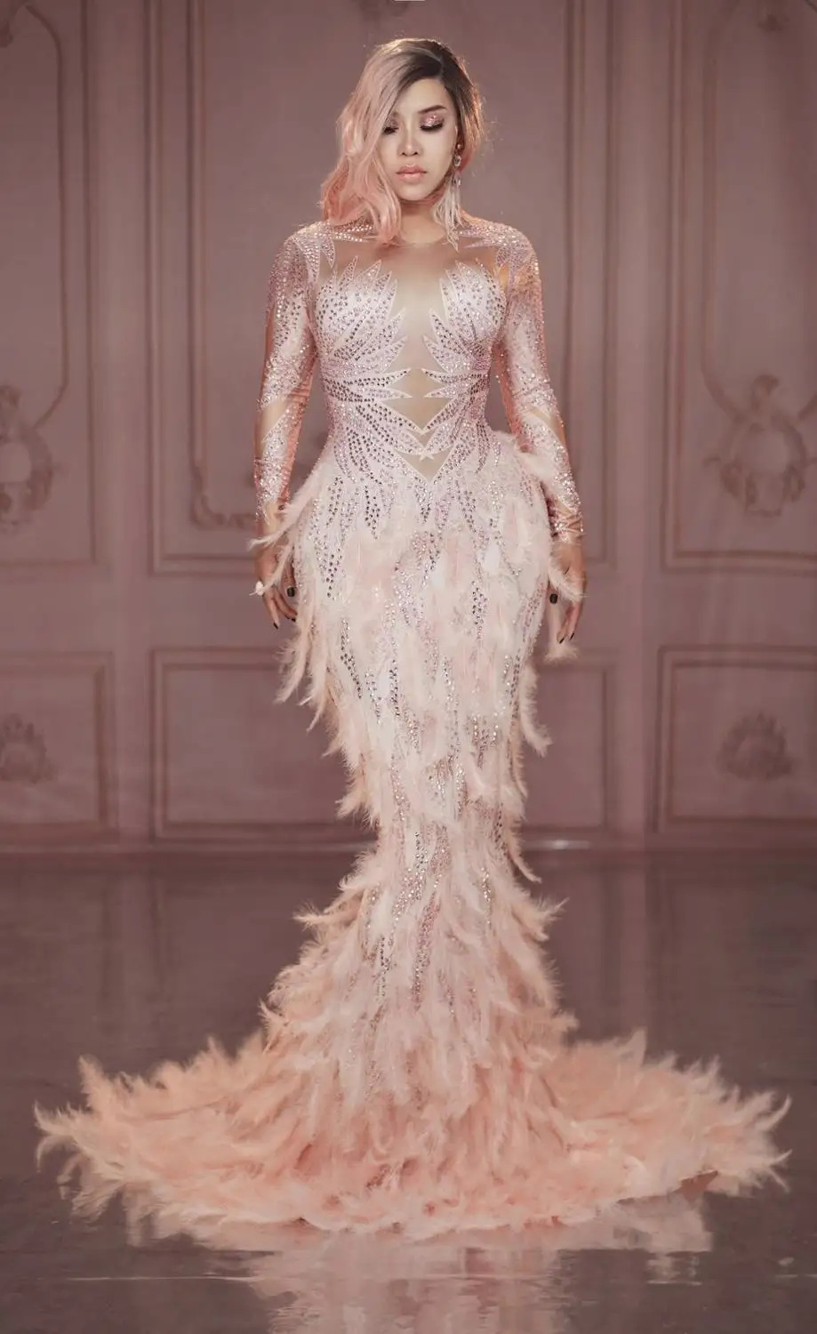 Розовое блестящее платье русалки со стразами и перьями; модное женское платье певицы для приема гостей вечеринки; длинное платье; модель подиума; платье с хвостом