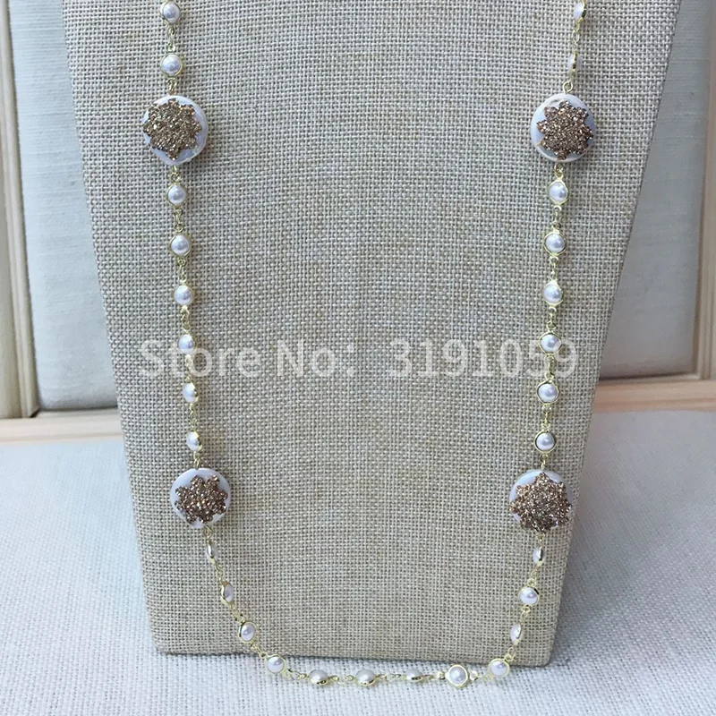 

Pearl mosaic necklace is popular in Europe and America