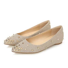 Новые модные женские туфли на плоской подошве с заклепками; пикантные женские туфли на низком каблуке с острым носком; женские Вечерние туфли на плоской подошве из искусственной кожи; Цвет Черный