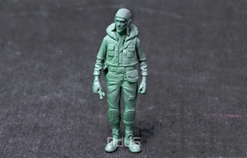 

1/35 Pilot repairman Resin Model Miniature figure Unassembly Unpainted
