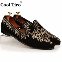 Стильные мужские лоферы TIRO; золотистые шлепанцы с вышивкой; Вечерние черные замшевые модельные туфли для банкета; модная мужская повседневная обувь на плоской подошве ручной работы