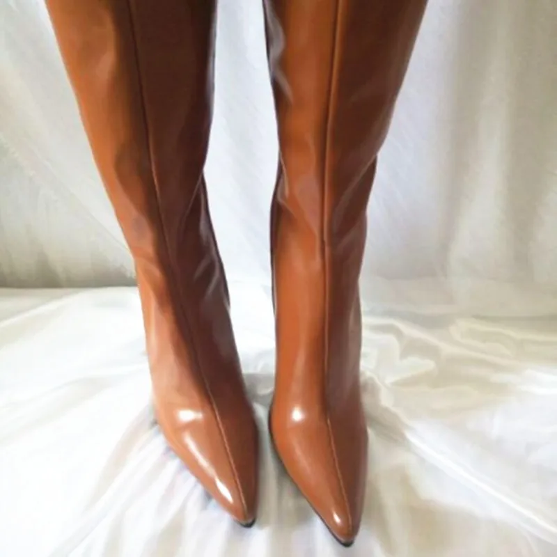 Пикантные Женские Сапоги выше колена на высоком каблуке с острым носком; модные сапоги до бедра из коричневой кожи, украшенные пряжкой; рыцарские сапоги на шпильке