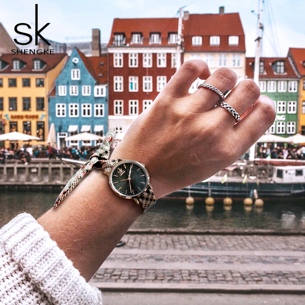 Женские часы Shengke Серебристые с ремешком классические тканевые Часы Montre Femme Zegarek
