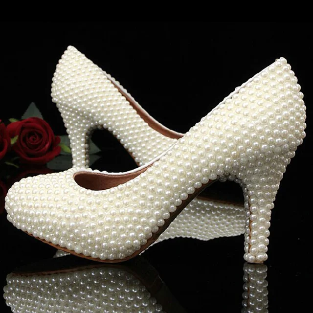 hermosas perlas blancas punta cerrada tacones bajos zapatos de novia