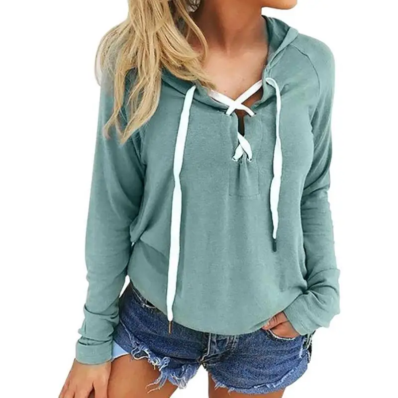 девушка в черной толстовке. красивые толстовки для девушек. модные кофты для девушек. модные толстовки для девушек. модные толстовки для девушек.