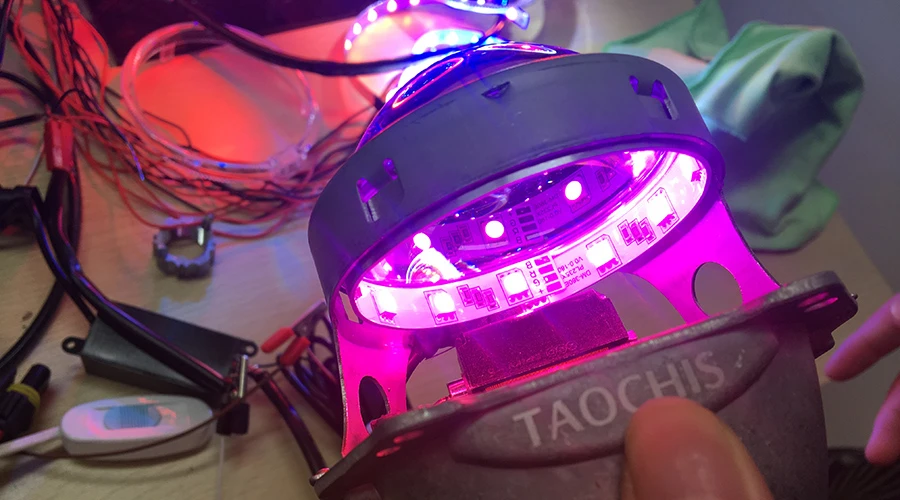 TAOCHIS 2 шт. Авто RGB фара проектор Led Devil Eye Demon Eye лампа для автомобиля приложение дистанционное управление проектор фары углы глаз