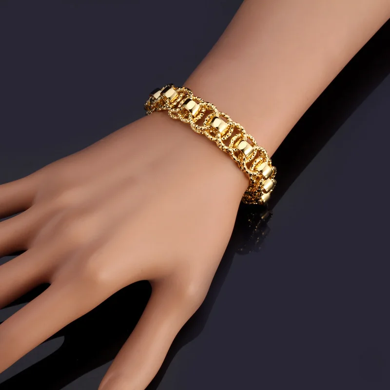 Золото браслет для женщин. Шикарный золотой браслет. Необычные золотые браслеты. Браслет на руку женский. Красивый женский браслет.
