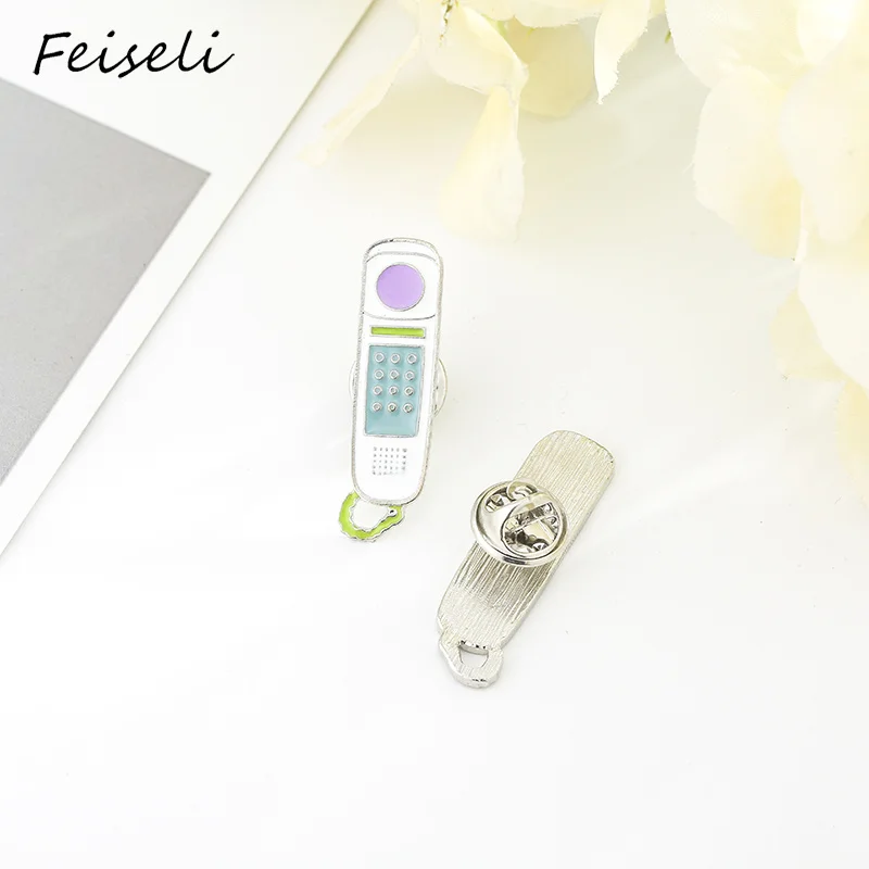 Feiseli الكرتون المينا زجاجة عطر الكمبيوتر القديم الهاتف شكل بروش معدني دبابيس جميلة الصدار شارة مجوهرات الأزياء