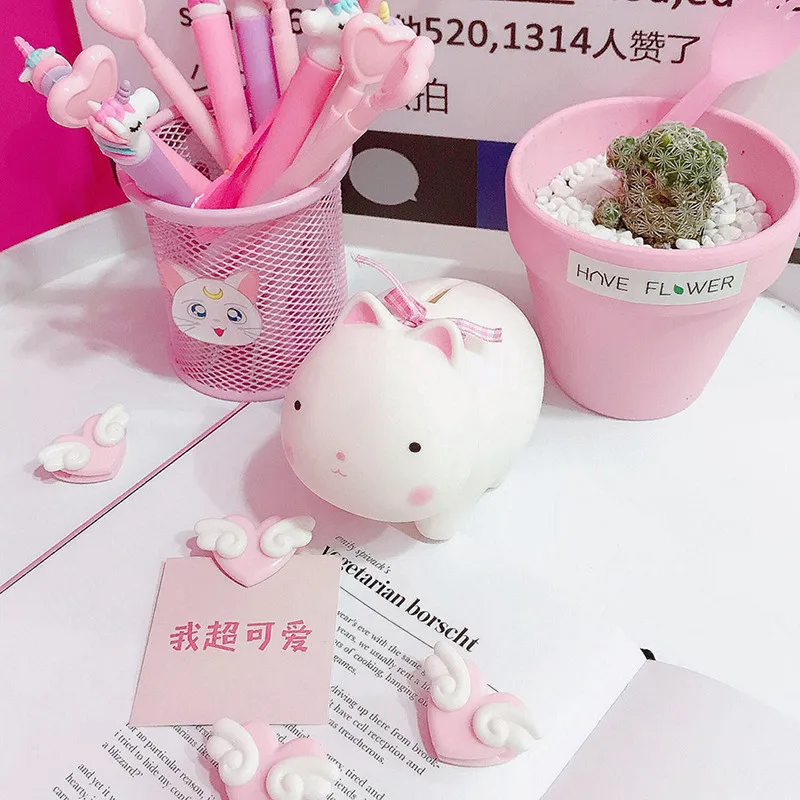 

1PC Cute Plastic Piggy Bank Money Storage Box Creative Cartoon Cute Doll Room Ornaments Photo Props Gift Home Decor 761167