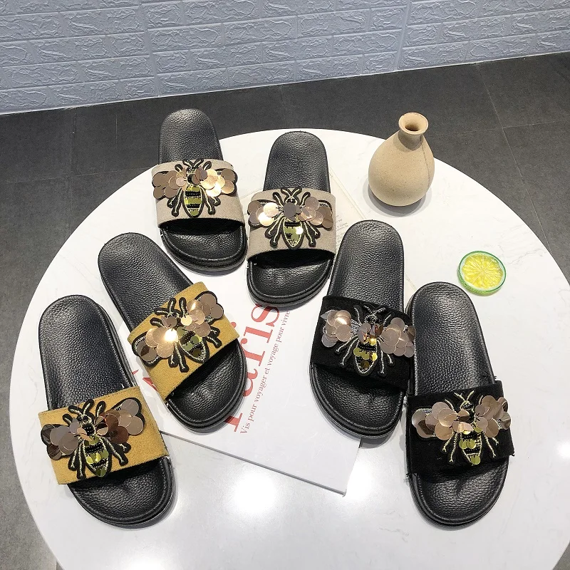 

Cute Bee Fashion Women Slide Beach Slippers Flat Heels Fashion 2019 Summer Prevent Slippery Open Toe Rubber Slippers