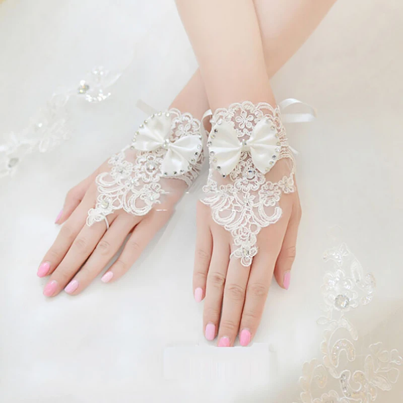Белые кружевные короткие рукавицы без пальцев с цветочным бантом и стразами; женские перчатки