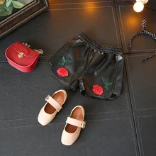 Розничная, коллекция года, осенние шорты из искусственной кожи с розами для маленьких девочек детские черные короткие шорты для малышей осенняя одежда костюм для маленьких девочек От 4 до 9 лет