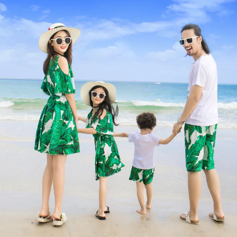Пляжный Семейный комплект; платья для мамы и дочки с открытыми плечами; Одинаковая одежда для папы и сына; комплекты одежды для семьи; комплект одежды для детей
