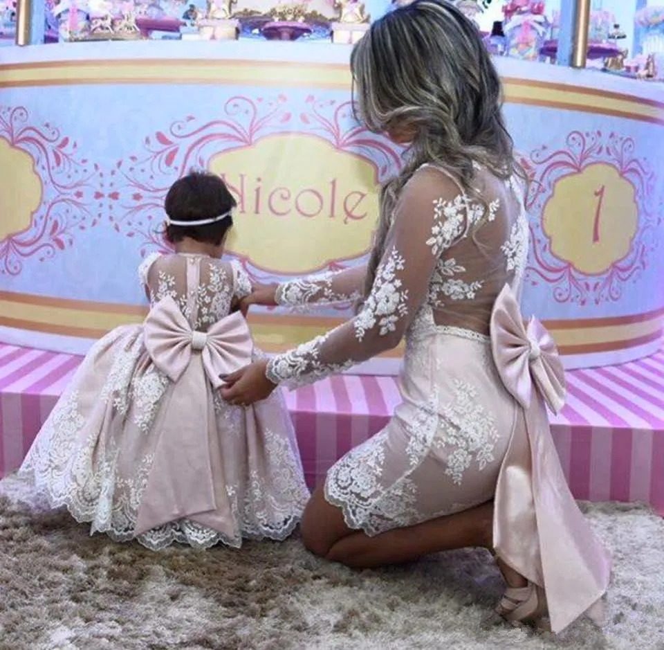 Розовое Кружевное бальное платье принцессы для мамы и дочки; Платья с цветочным узором для девочек; платья для мамы невесты с длинными рукавами и большим бантом