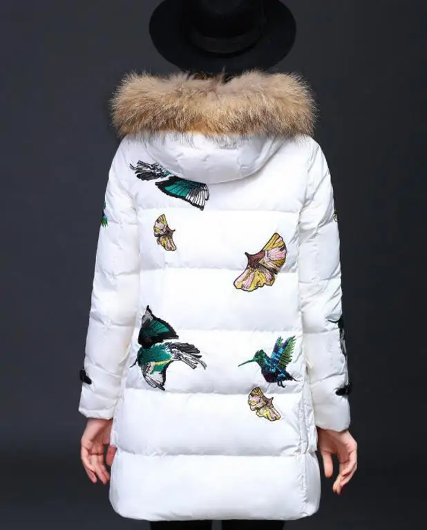 Роскошная парка с капюшоном и вышитым бабочкой из меха енота, Европейский стиль, Женское зимнее пальто на белом утином пуху F3512
