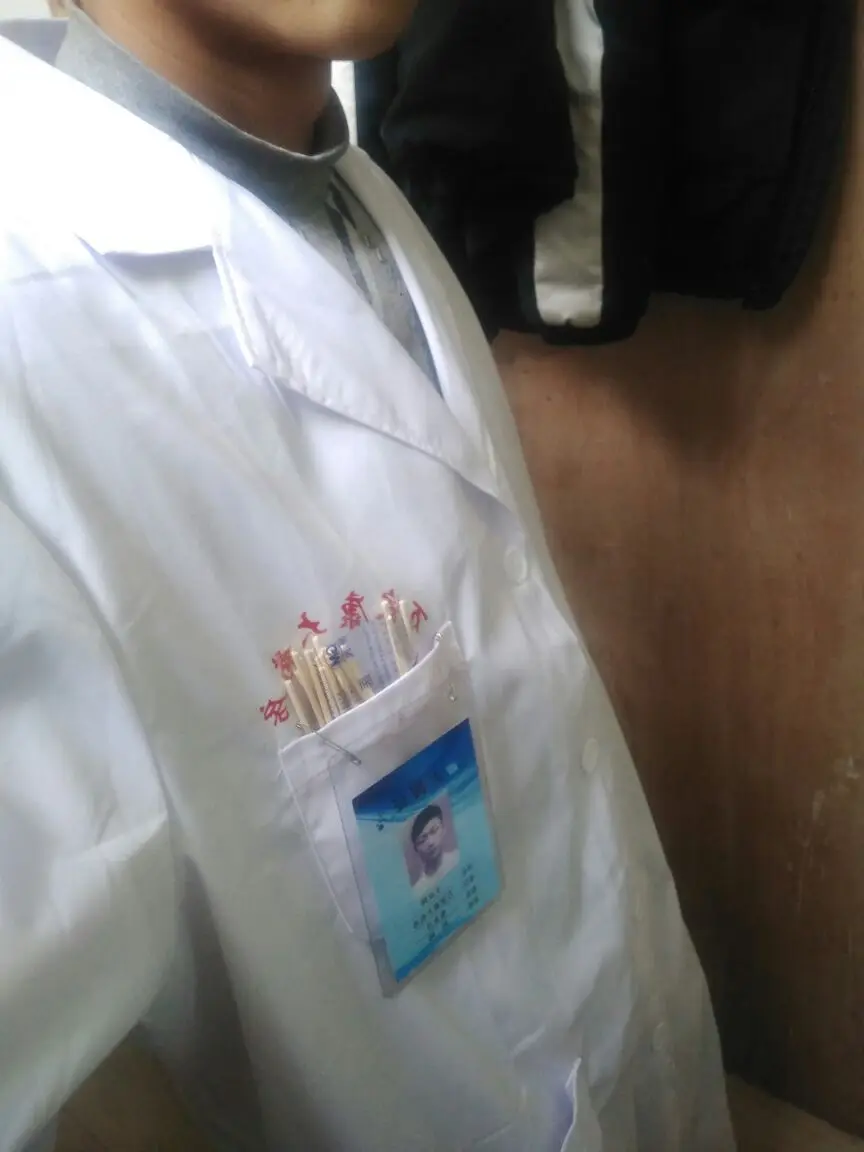 Женские или мужские белые медицинские пальто одежда медицинские услуги униформа Одежда для медсестер с длинным рукавом полиэстер защита