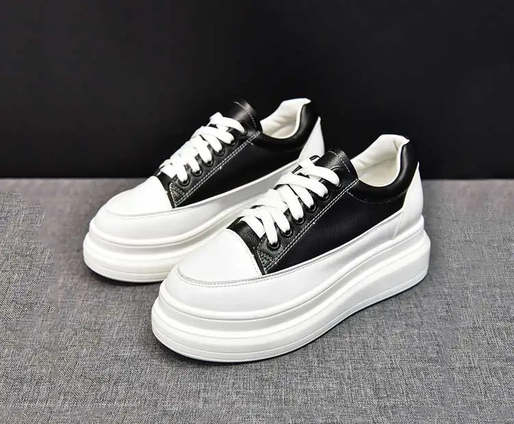 داخل صعد النساء بو أحذية رياضية 2019 الربيع السيدات سميكة سوليد أحذية تزلج امرأة رونينغ الأحذية الإناث المشي حذاء أسود الأبيض