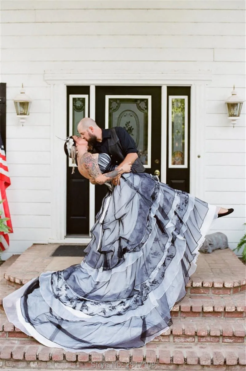 2017-BlackAnd-White-Lace-Gothic-A-Line-Wedding-Dresses-Plus-Size-Strapless-Tiers-Court-Train-Contry (4)