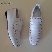 Модная женская обувь на плоской подошве; удобная высококачественная повседневная обувь из натуральной кожи с заклепками; Цвет черный, белый; женские брендовые лоферы; Размеры 35-40