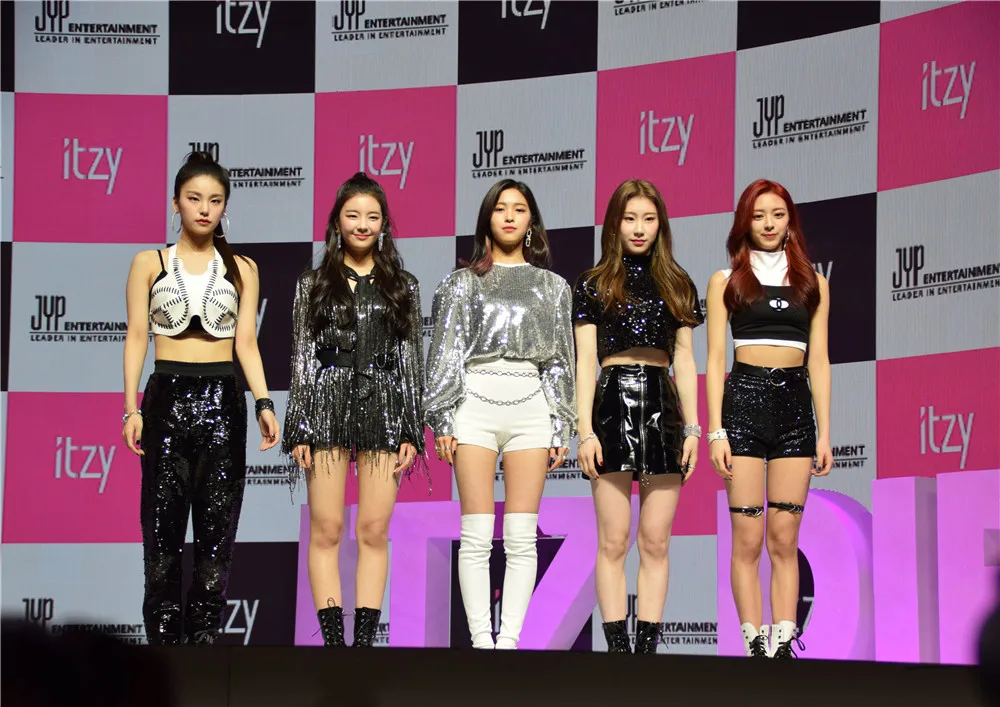 ITZY Kpop плакаты корейские певцы белая бумага с покрытием печатает четкое изображение украшения дома - Цвет: Коричневый