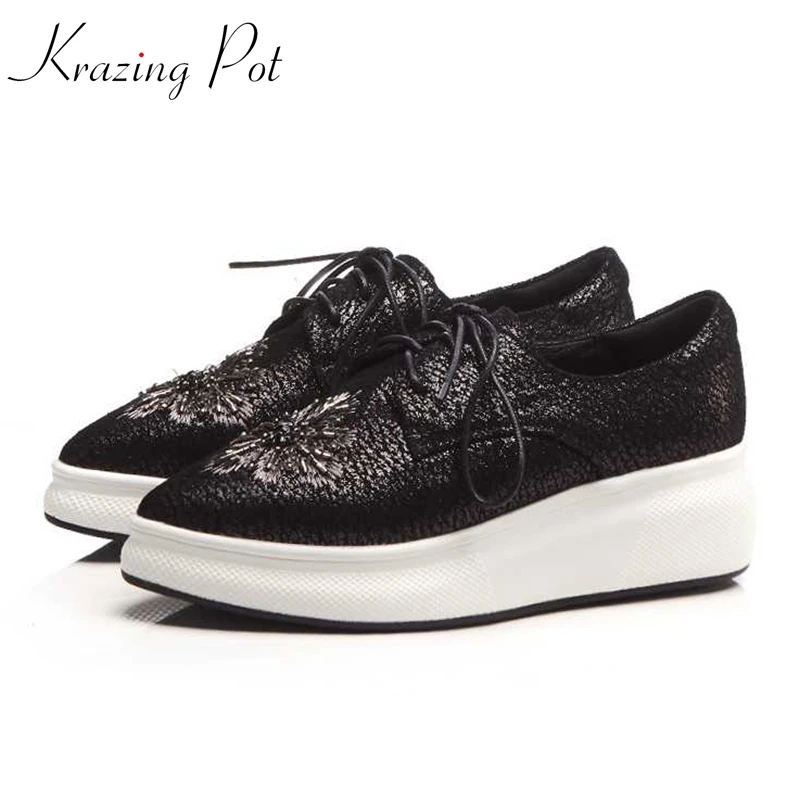 

Krazing Pot new sheep skin flat platform pointed toe sneaker high street fashion causal lace up embroidery vulcanized shoes L3f5