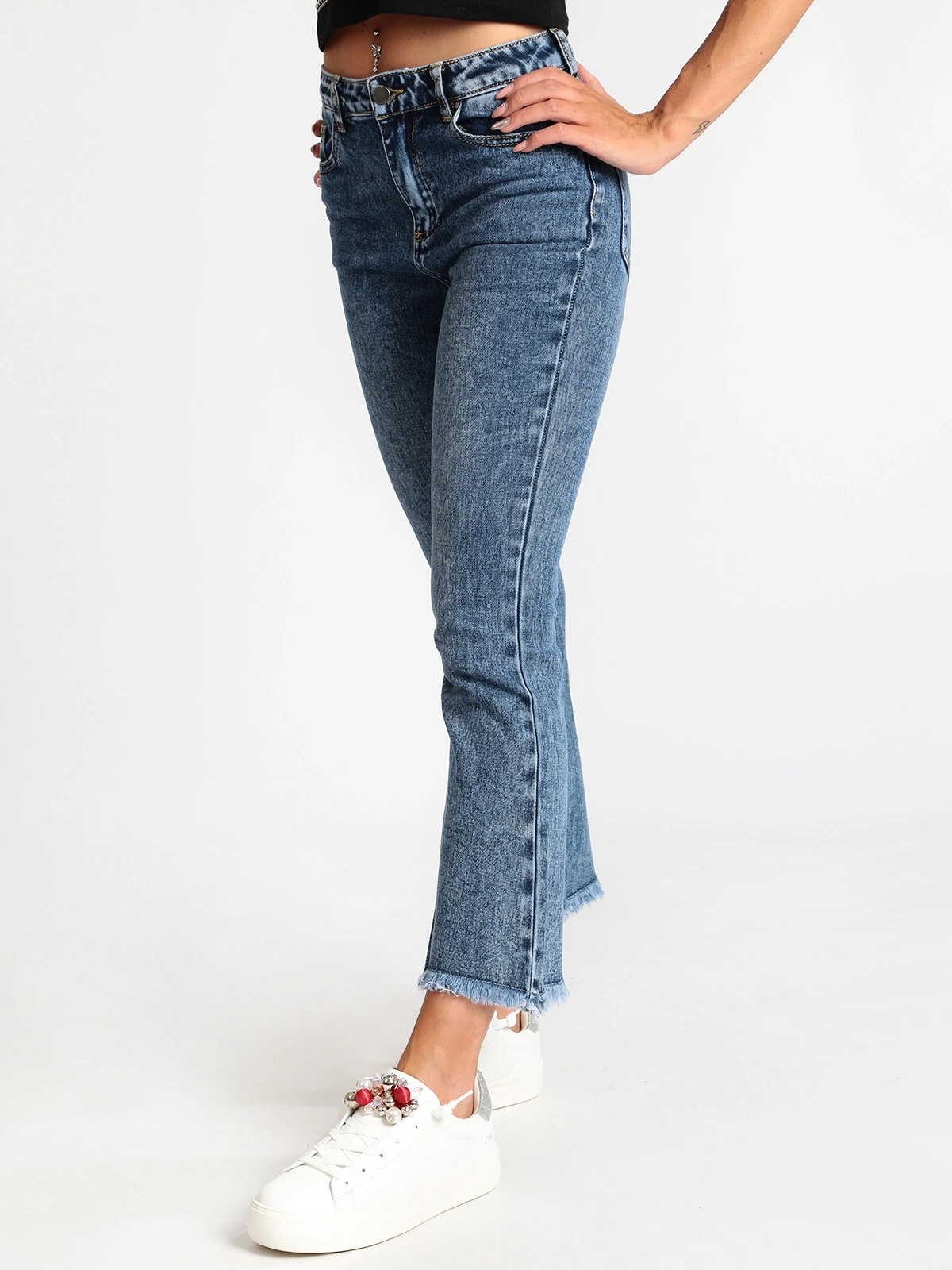 calça boca de sino jeans com cropped