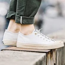 2018 New Korean Version of Fashionable Men's Shoes with Casual Canvas Shoes with Black and White Department Fashionable Shoes 5 fashionable women s pumps with black color and splicing design