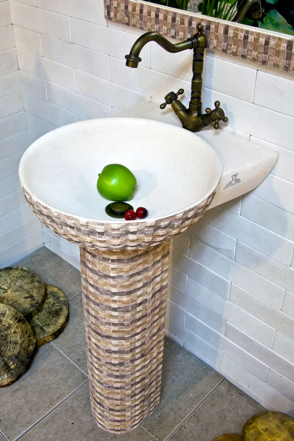 

European-style luxury art pillar basin. The bathroom sink of the basin that wash a face.