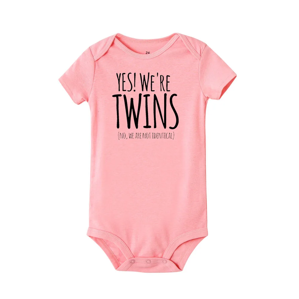 Yes We Are Twins Newborn Twins буква принт комбинезон одежда для маленьких мальчиков и девочек белый игровой костюм с коротким рукавом детский комбинезон - Цвет: R963-SRPPK-